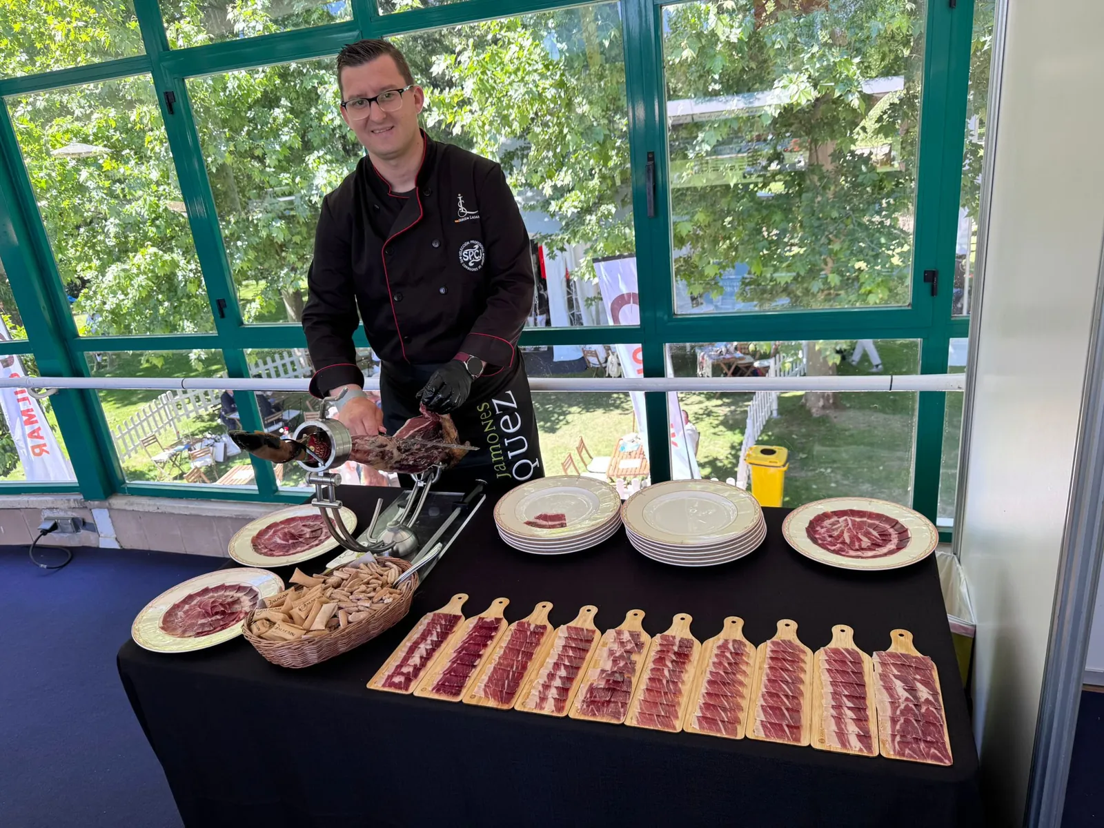 Sergio Lagar cortando jamón en un evento de empresa
