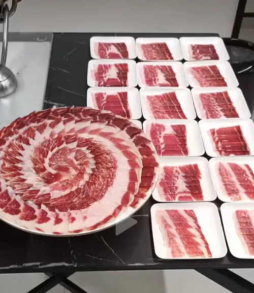 Raciones individuales de jamón emplatadas para un evento