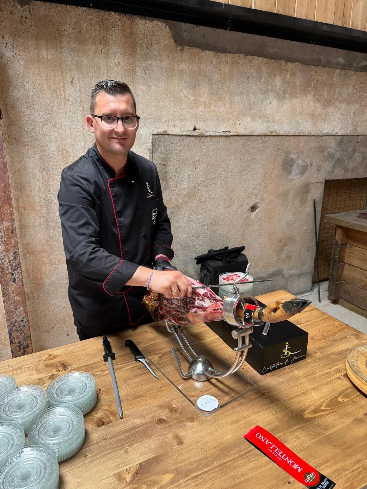 Sergio Lagar, cortador de jamón profesional, cortando jamón ibérico a cuchillo