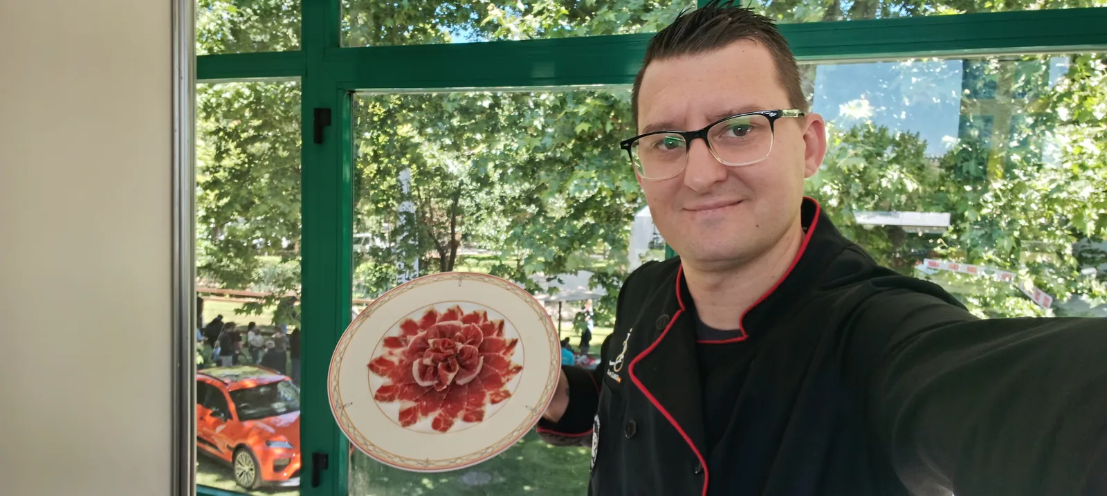 Sergio Lagar presentando tablas de jamón ibérico en un evento